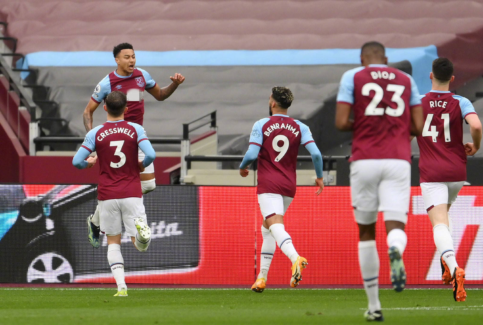 球员不仅引 球员不仅引